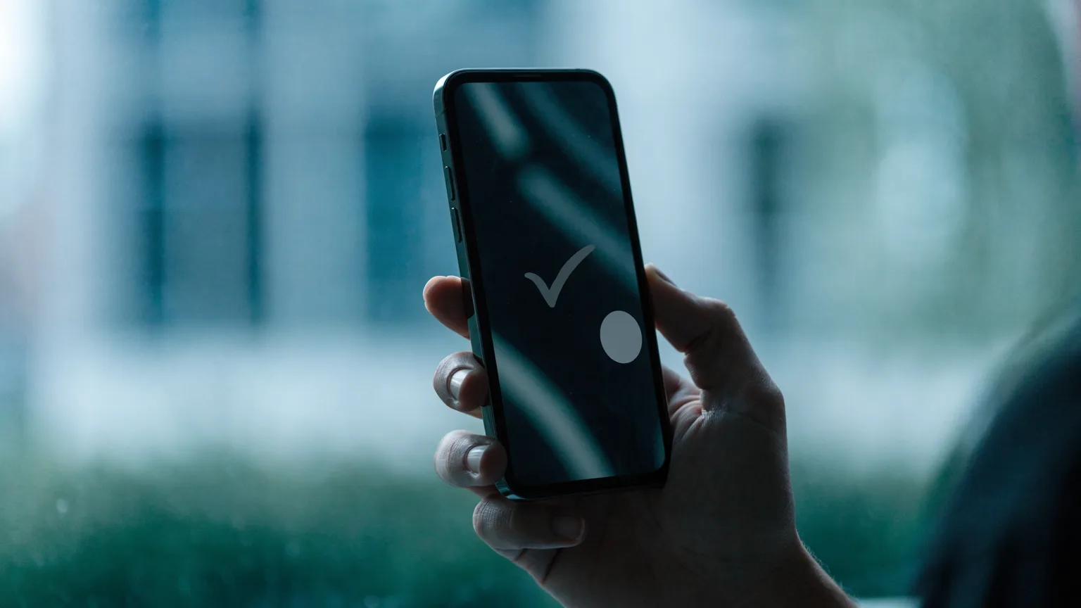 Celular exibindo uma conversa do WhatsApp com mensagem parada em um tique só, sinal associado a bloqueio