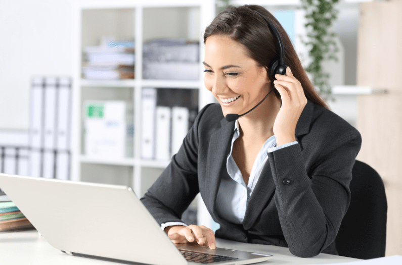 Atendente usando o WhatsApp Business em um computador