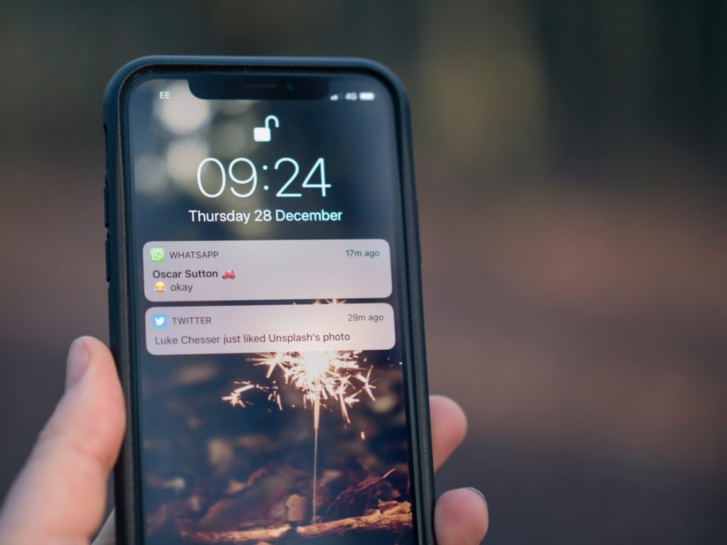 Celular exibindo notificação de mensagem recebida no WhatsApp