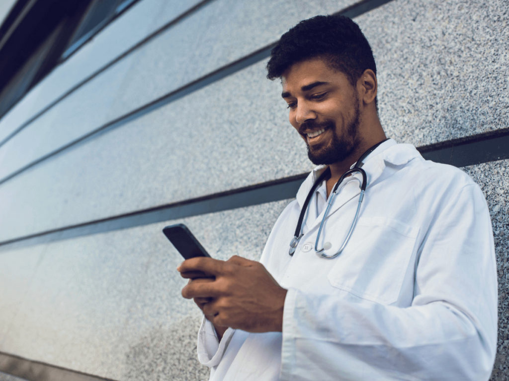 médico enviando mensagens para pacientes