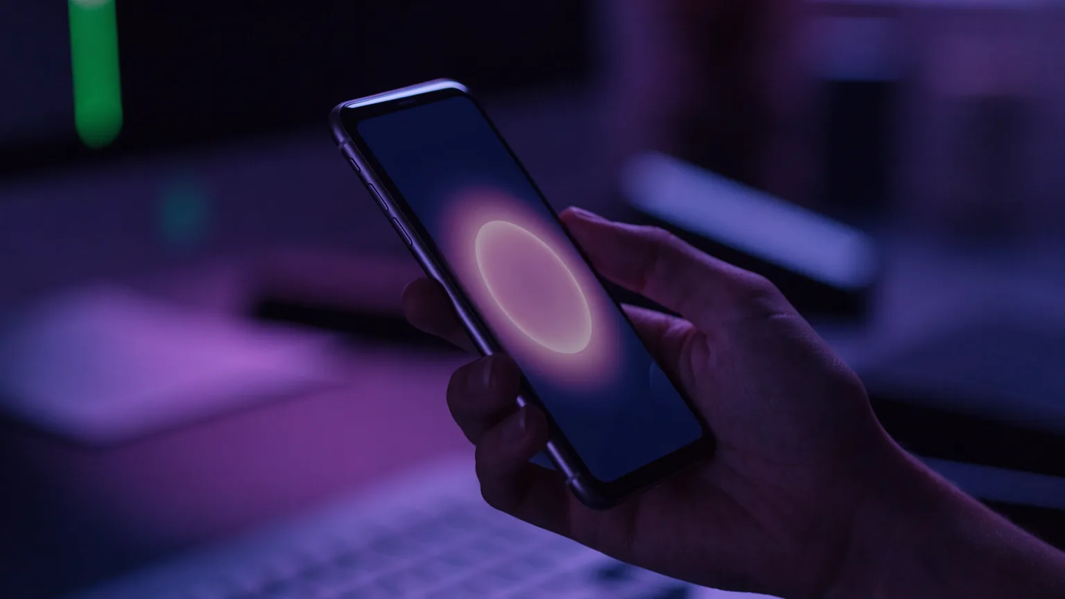 Celular com um círculo luminoso na tela dentro de uma conversa, representando a Meta AI no WhatsApp