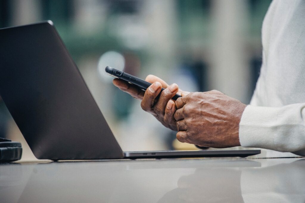 Atendimento pelo WhatsApp em notebook e celular