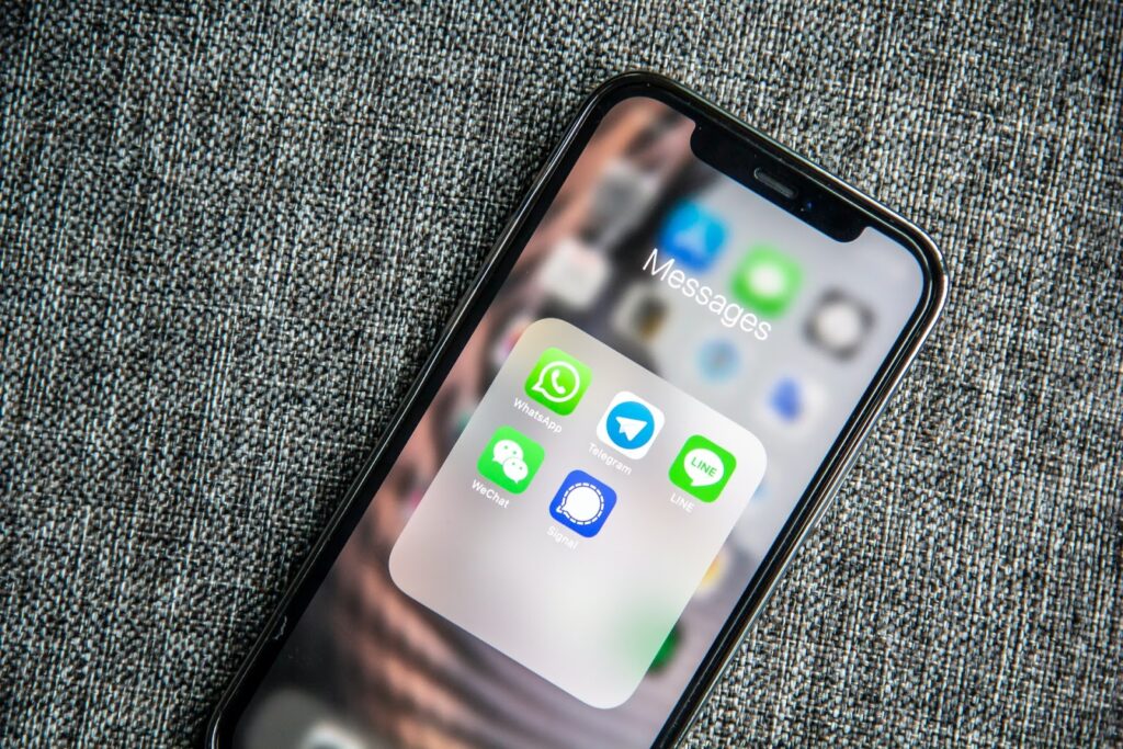 Aplicativos de mensagens em um smartphone, incluindo o WhatsApp