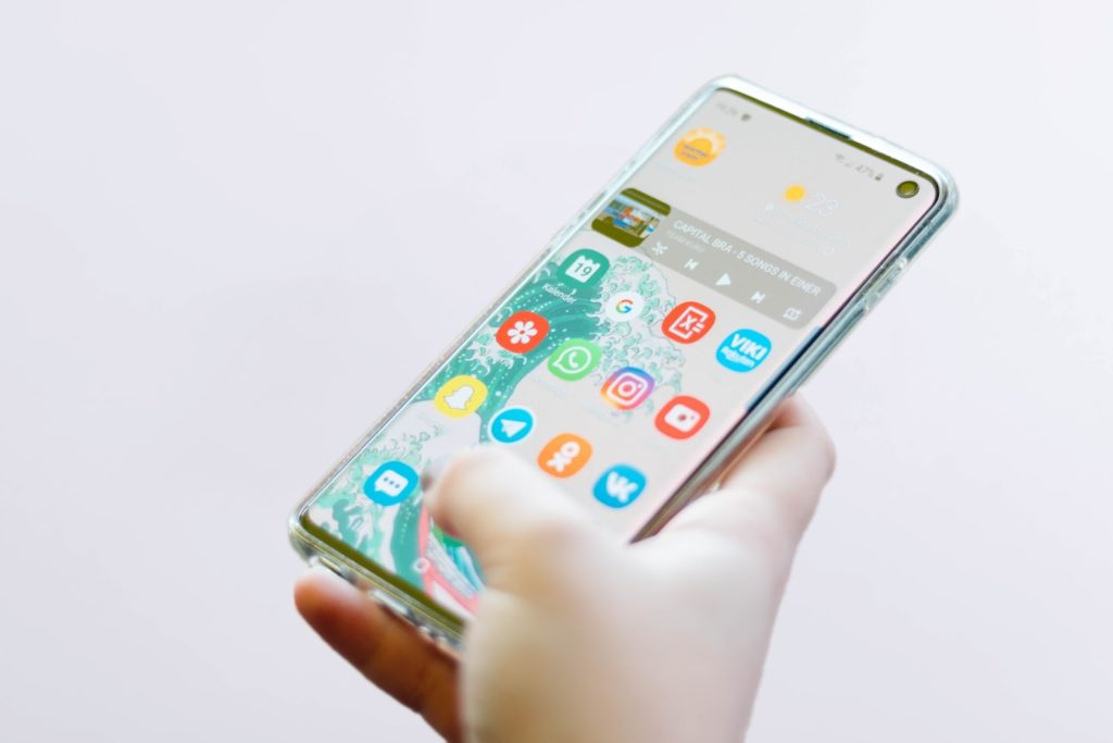 WhatsApp aberto na tela de um smartphone entre outros aplicativos