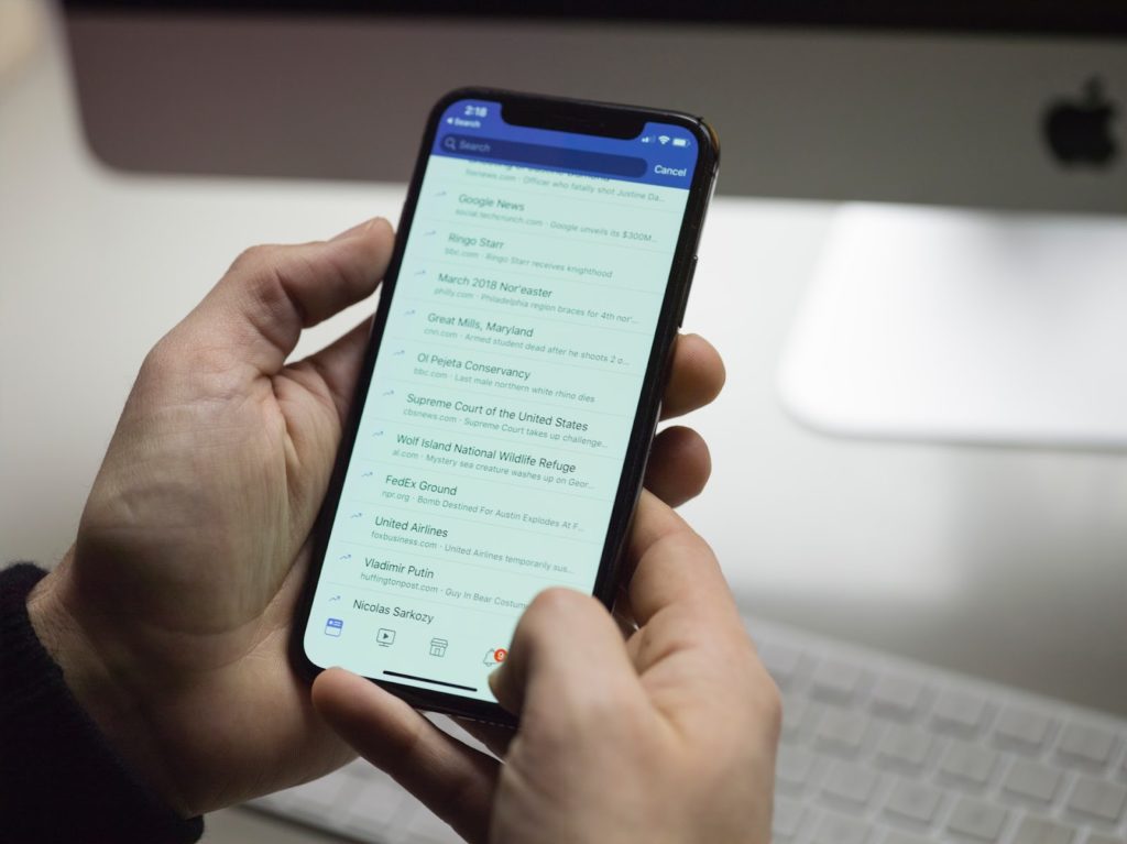 Pessoa usando o WhatsApp Business no smartphone